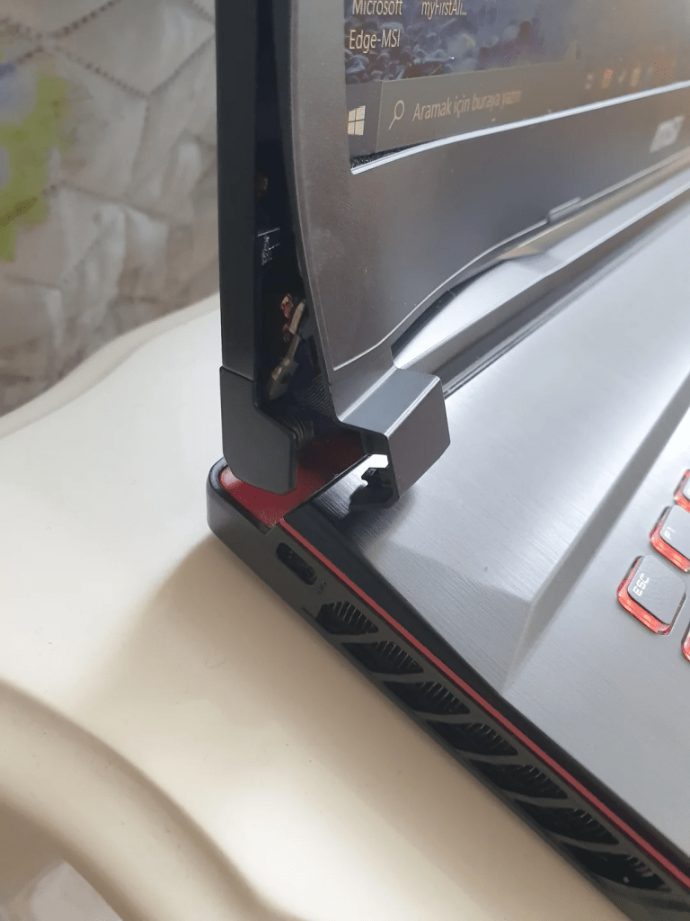 Bisagra de ordenador portátil rota